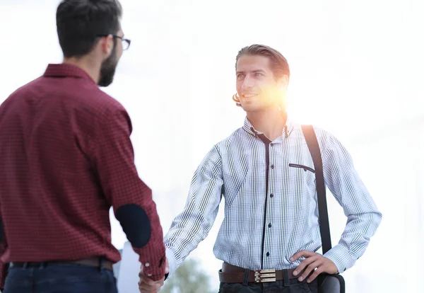 Manager begrüßt den Kunden mit Handschlag — Stockfoto