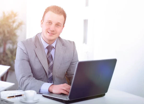 Bello uomo d'affari sta lavorando in un ufficio — Foto Stock