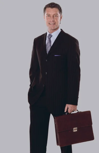 Obchodní muž s kufrem izolované na šedém pozadí — Stock fotografie