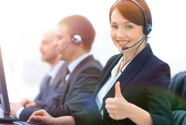 Manager van het callcenter toont duim omhoog zitten op uw bureau — Stockfoto