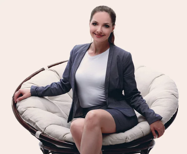 Mujer de negocios sentada en una silla redonda ratán —  Fotos de Stock
