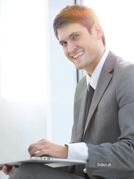 Homem de negócios falando na Internet usando um laptop — Fotografia de Stock
