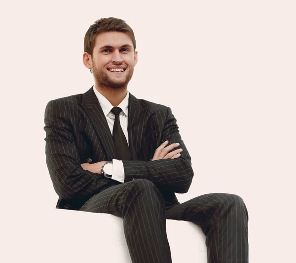 Πορτρέτο του χαμογελώντας επιχειρηματία που κάθεται σε καρέκλα — Φωτογραφία Αρχείου