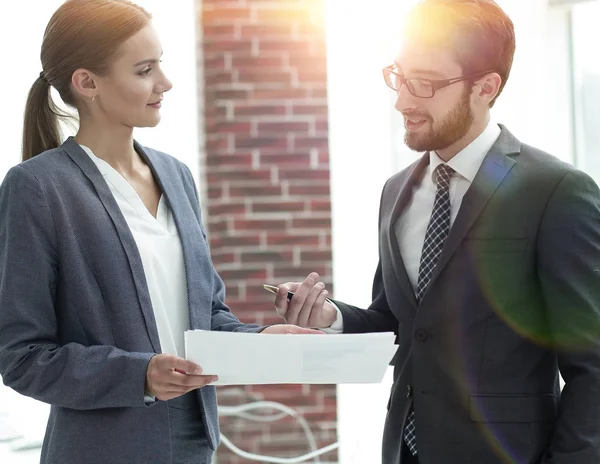 Företagets anställda att diskutera affärsfrågor — Stockfoto