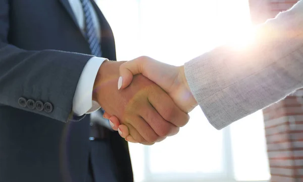 Возбужденный улыбающийся деловой партнер по рукопожатию на встрече , — стоковое фото