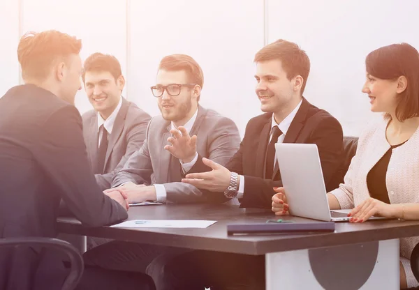 Empresário realizando uma oficina com equipe de negócios — Fotografia de Stock