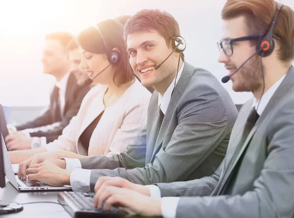 Mitarbeiter-Callcenter mit Headset am Arbeitsplatz — Stockfoto