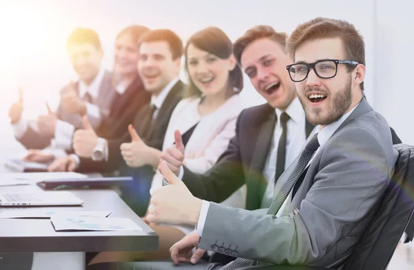 Business team met duimen omhoog zittend op zijn Bureau — Stockfoto