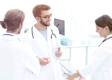 Sağlık personeli bir modern hastane odasında görüşmek