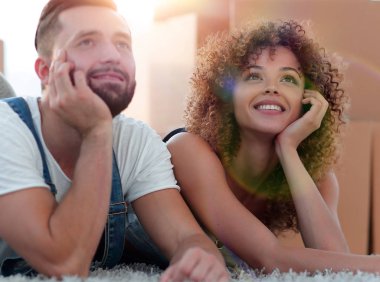 Mutlu çift arka planda karton kutu