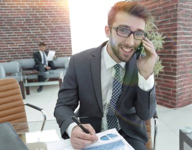 modern ofis akıllı telefonda konuşurken işadamı