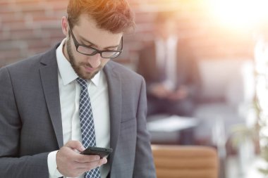 işadamı ile arka plan bulanık Office smartphone