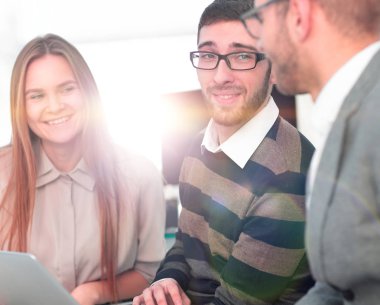 Hatta bir tablet ile çalışan üç mutlu çalışanlar