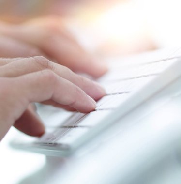 bilgisayar klavye üzerinde metin yazarak el Close-Up.