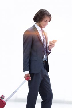 işadamı Bagaj ile smartphone Sms okuyarak