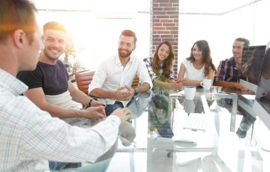 modern masa başında oturan iş takım.