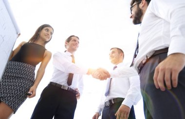 Yeni sunu tartışırken sonra karşılıklı iş arkadaşları.