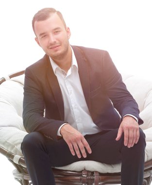 genç işadamı rahat bir sandalyede oturuyor