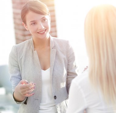 Ofiste konuşmak Yöneticisi ve iş takım.