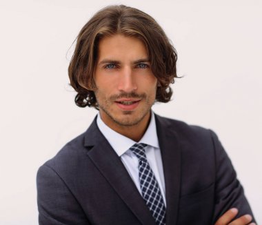 Mutlu genç adam şık bir takım elbise giymiş siyah saçlı