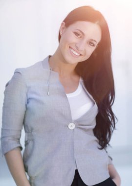 Başarılı gülümseyen mutlu genç kadın.. .