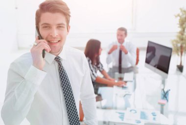 İş adamı cep telefonuyla konuşuyor..