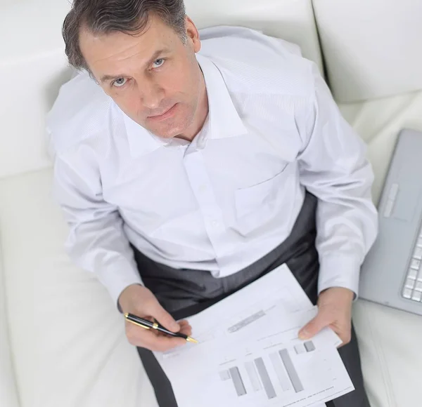 Visa från den top.businessman som arbetar med dokument som sitter på soffan — Stockfoto