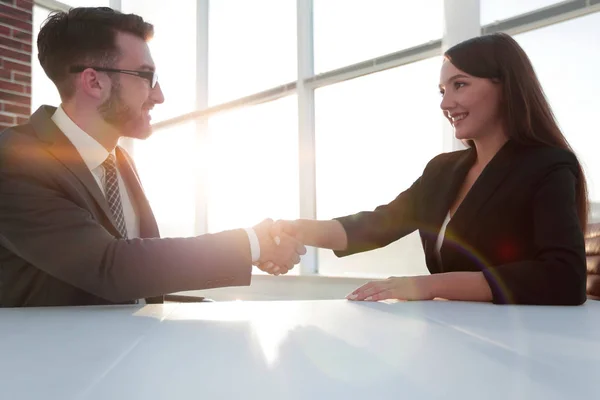 Vriendelijke glimlachende business mensen handshaking na aangename tal — Stockfoto