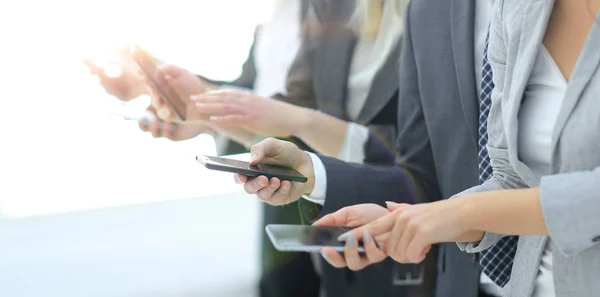 Closeup.a group of employees with smartphones — Stock Photo, Image