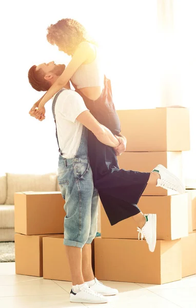 Portrait d'un couple heureux déménageant dans une nouvelle maison — Photo