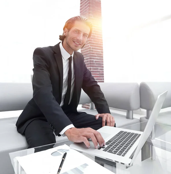 Empresário de sucesso trabalhando em seu escritório . — Fotografia de Stock