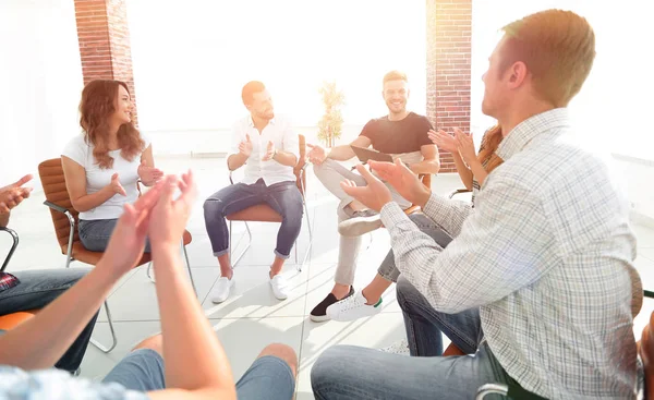 Team di lavoro in un seminario nell'ufficio moderno — Foto Stock