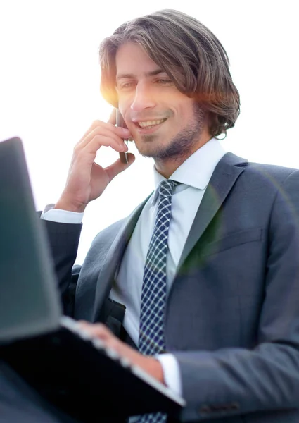 Primo piano. Donna d'affari seria che parla sullo smartphone — Foto Stock