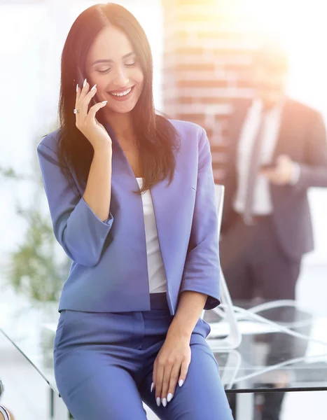 Atractiva mujer de negocios morena hablando por teléfono móvil con c — Foto de Stock