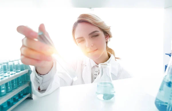Closeup.porträtt av läkare biolog i labbet. — Stockfoto
