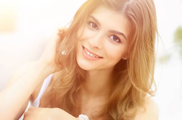 Close-up retrato de uma jovem mulher sorridente com maquiagem leve — Fotografia de Stock