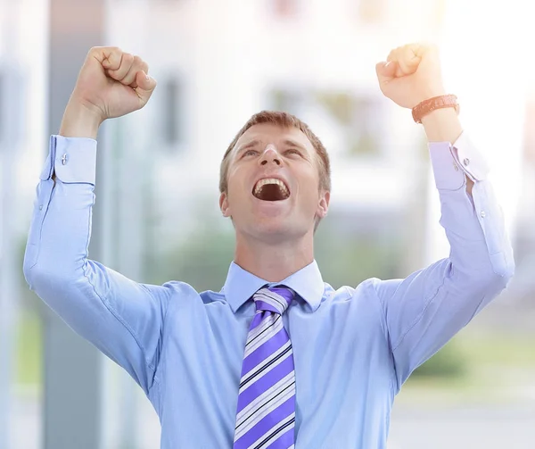 Zakenman viert feest met zijn vuisten in de lucht — Stockfoto