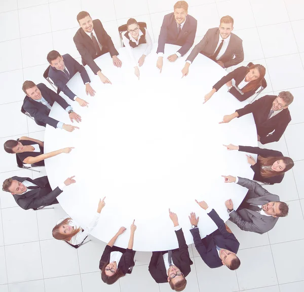 Grupo de empresarios que se sientan en la mesa redonda. los busines — Foto de Stock