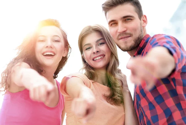 Detailní záběr tří mladých lidí ukazujících ruce dopředu — Stock fotografie