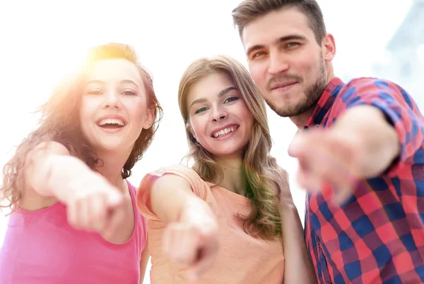 Nahaufnahme von drei jungen Menschen, die die Hände nach vorne zeigen — Stockfoto