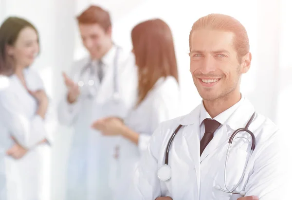 Terapeuta médico sonriente sobre fondo borroso . —  Fotos de Stock