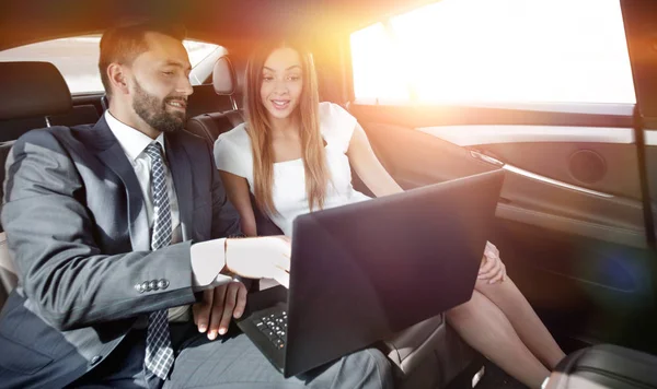 Hombre y mujer de negocios trabajando juntos en el coche — Foto de Stock