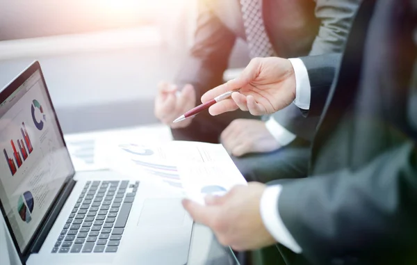 Business team mani sul lavoro con rapporti finanziari — Foto Stock