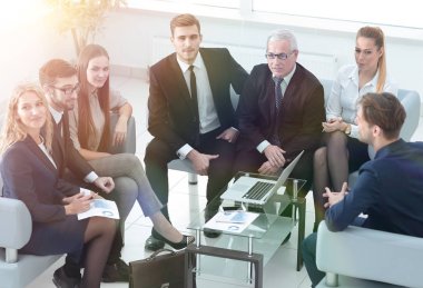 iş ortakları ve iş takım yeni bir contrac tartışıyor