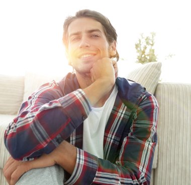 mutlu adam yeni bir daire içinde halı üzerinde oturan.