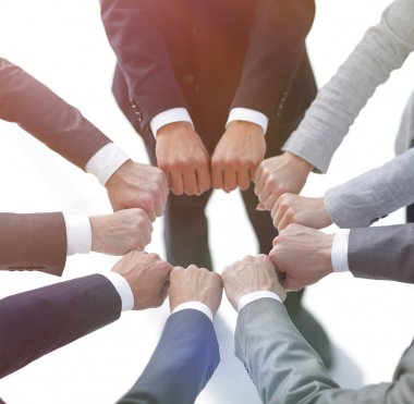 Yakın çekim. İş adamları bir el çemberi gösteriyor..