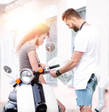 Scooter binmek. Güzel çift sürme scooter birlikte.