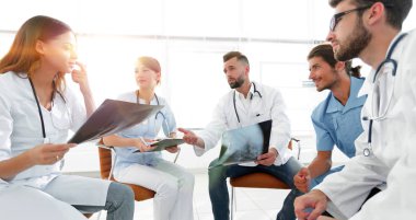 sağlık personeli hastanın x-ray tartışıyor