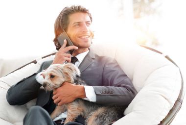 onun köpek ve evde beslenen hayvan ve görüşmeler Smartphone başarılı iş adamı tutar
