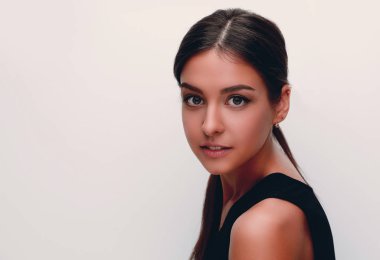 Sevimli genç bir kadın portresi. Gençlik ve cilt bakım kavramı.